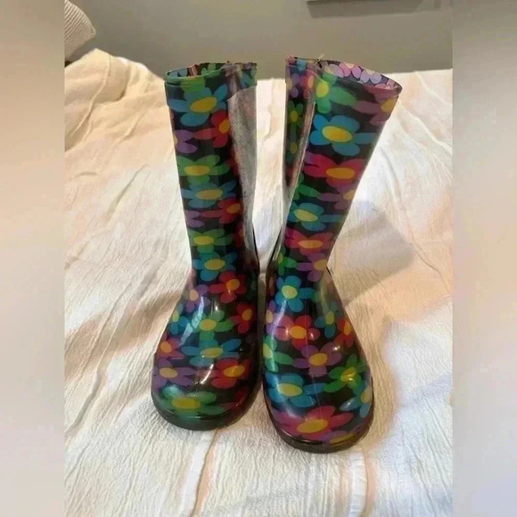 Capelli of New York flower rain boots. Size 3 - Picture 1 of 7